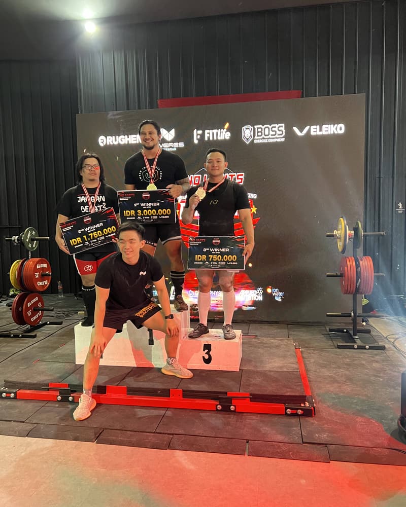 Jasson Thio on the podium with a bronze medal at the No Limits Championship Powerlifting 2023 in Semarang
