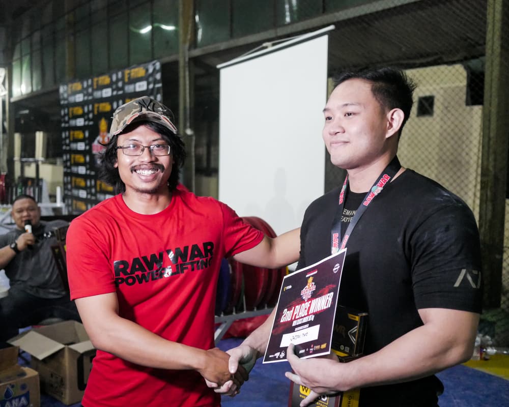 Jasson Thio receiving the second place certificate at RAWWAR V Clash of the Kings 2023